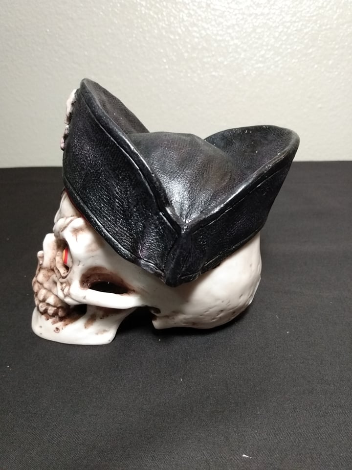 GRINNING PIRATE SKULL